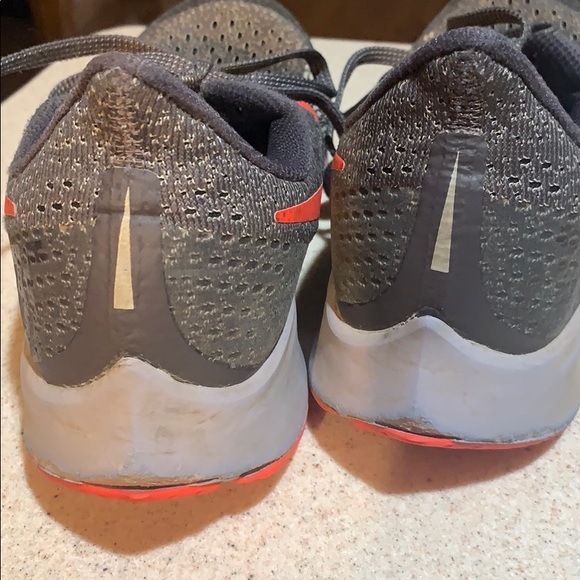 Tennis shoes - Picture 3 of 6